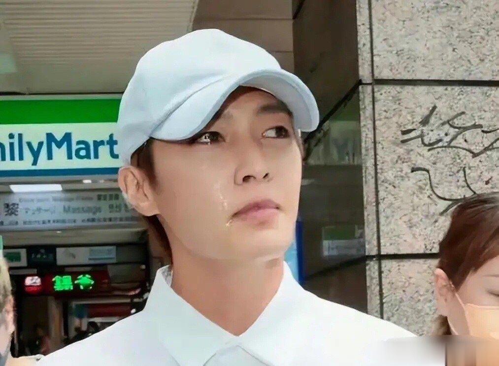 #炎亚纶 还好没有我的脸#怎么感觉炎亚纶有些变态。[允悲][允悲][允悲]炎亚纶