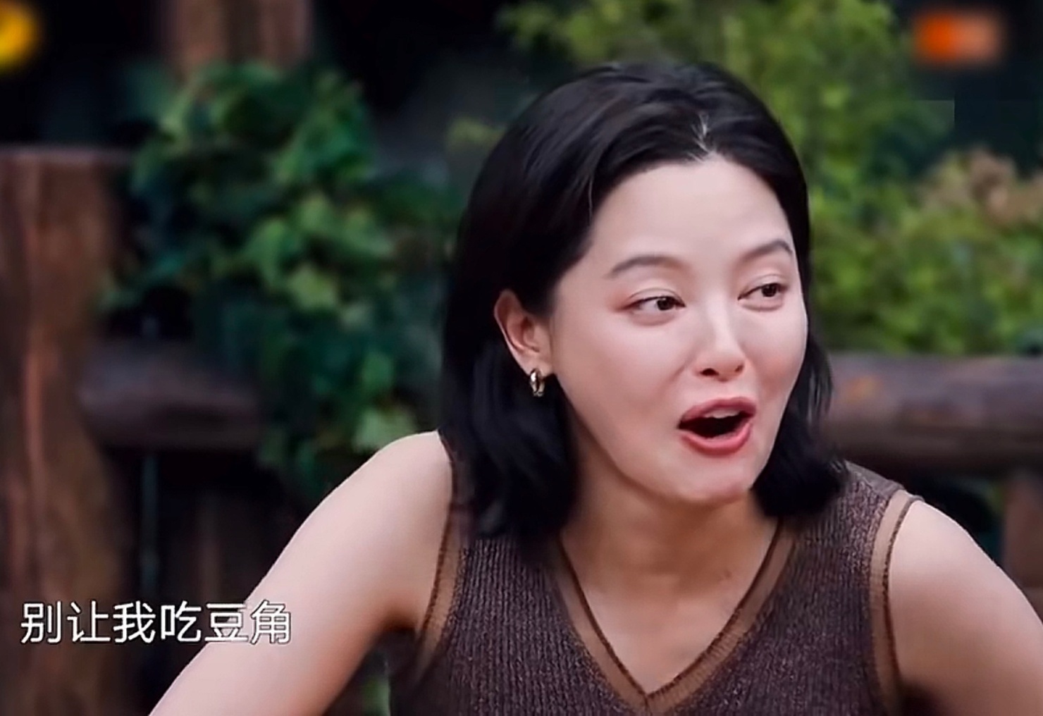 黄磊首次回应未熟豆角食物中毒争议 黄磊回复辛芷蕾说，要吃豆角吃豆角好，他给做一个