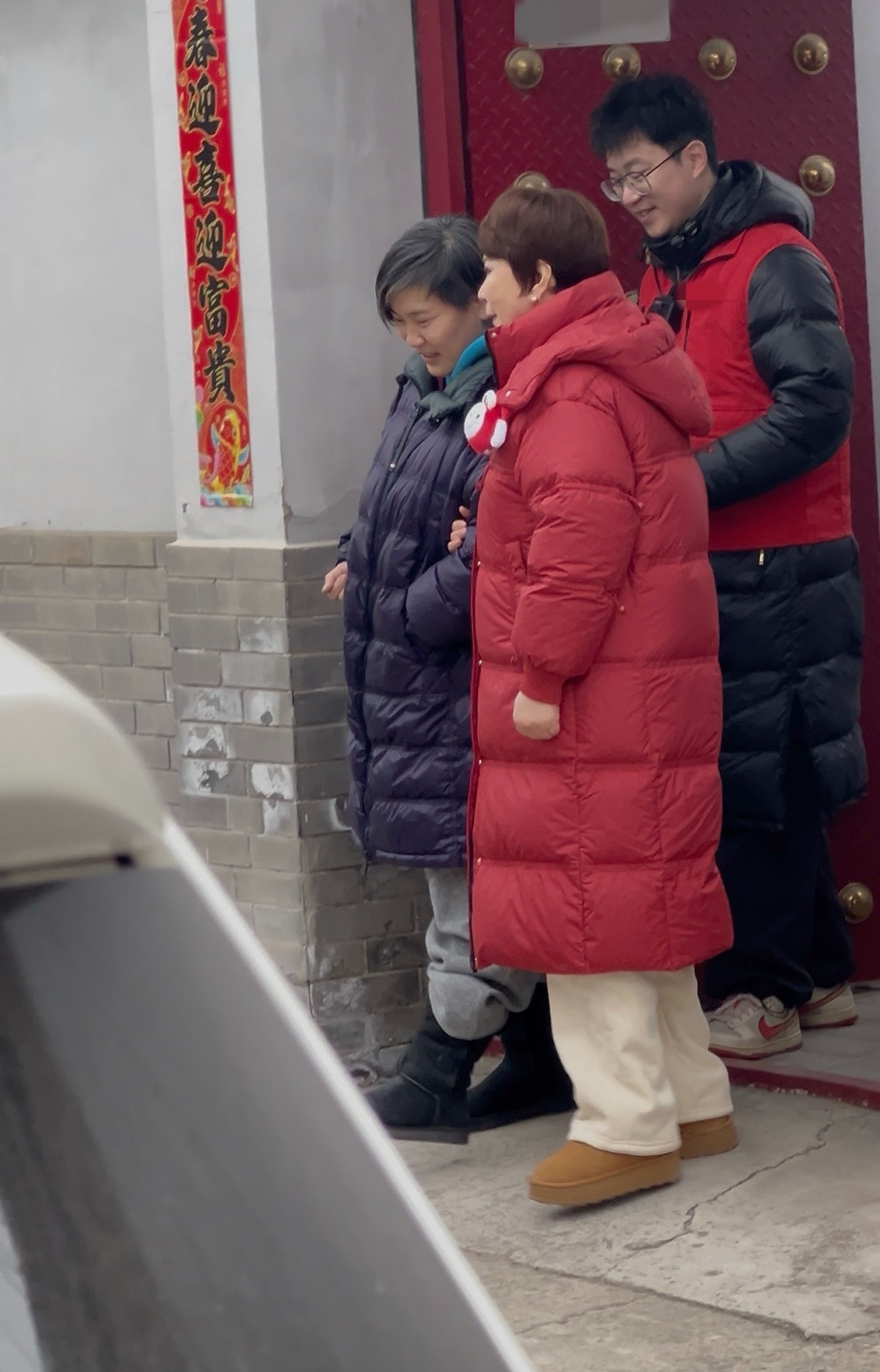 网友偶遇马大姐蔡明送门板大的电视 蔡明这波真的把马大姐的温柔刻进骨子里了！北京胡