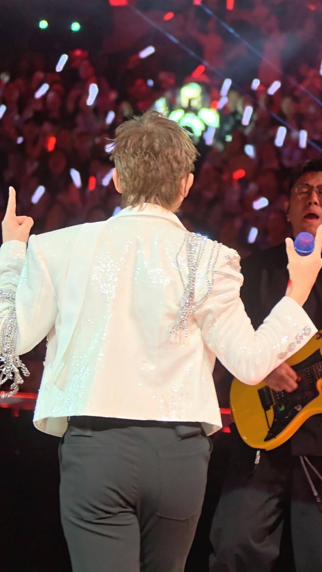 正式确诊为张杰屁股粉 谁能抵得住张杰的背影杀啊！成都场白西装名场面封神，扭腰瞬间