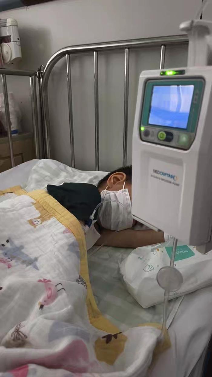 近日，济南曹记潍坊烧肉店的门上一张“家人住院，暂停营业”的告示格外显眼，旁边附着