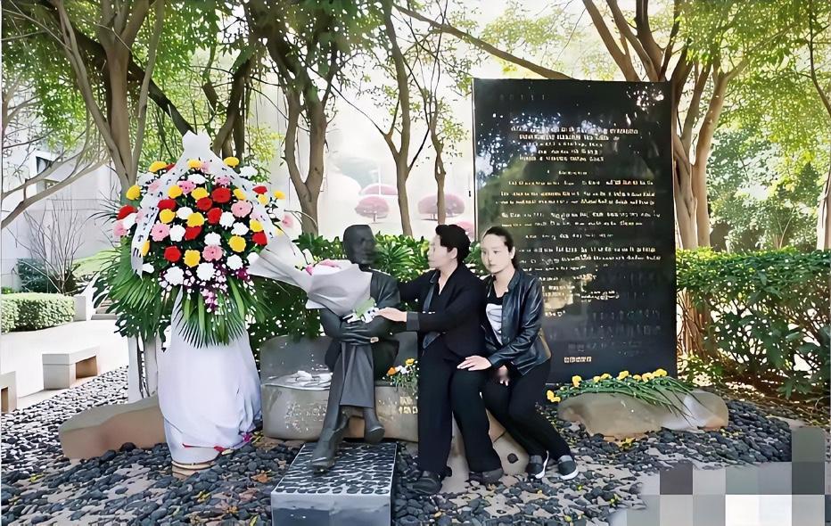 2016年4月6日，厦门大学95周年校庆期间，陈景润夫人由昆在儿媳陪同下，专程来