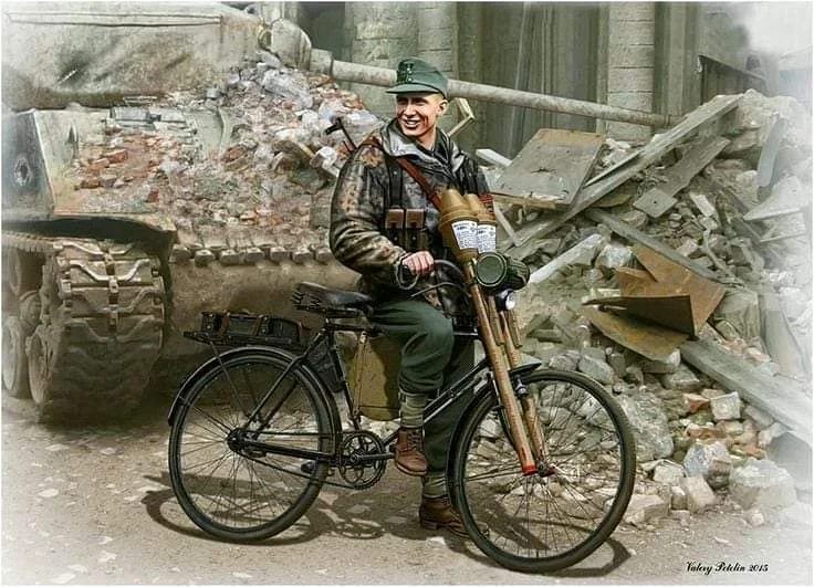1945年4月，在柏林战役的血腥战斗中，一名装甲民兵在苏联的最近的一次...