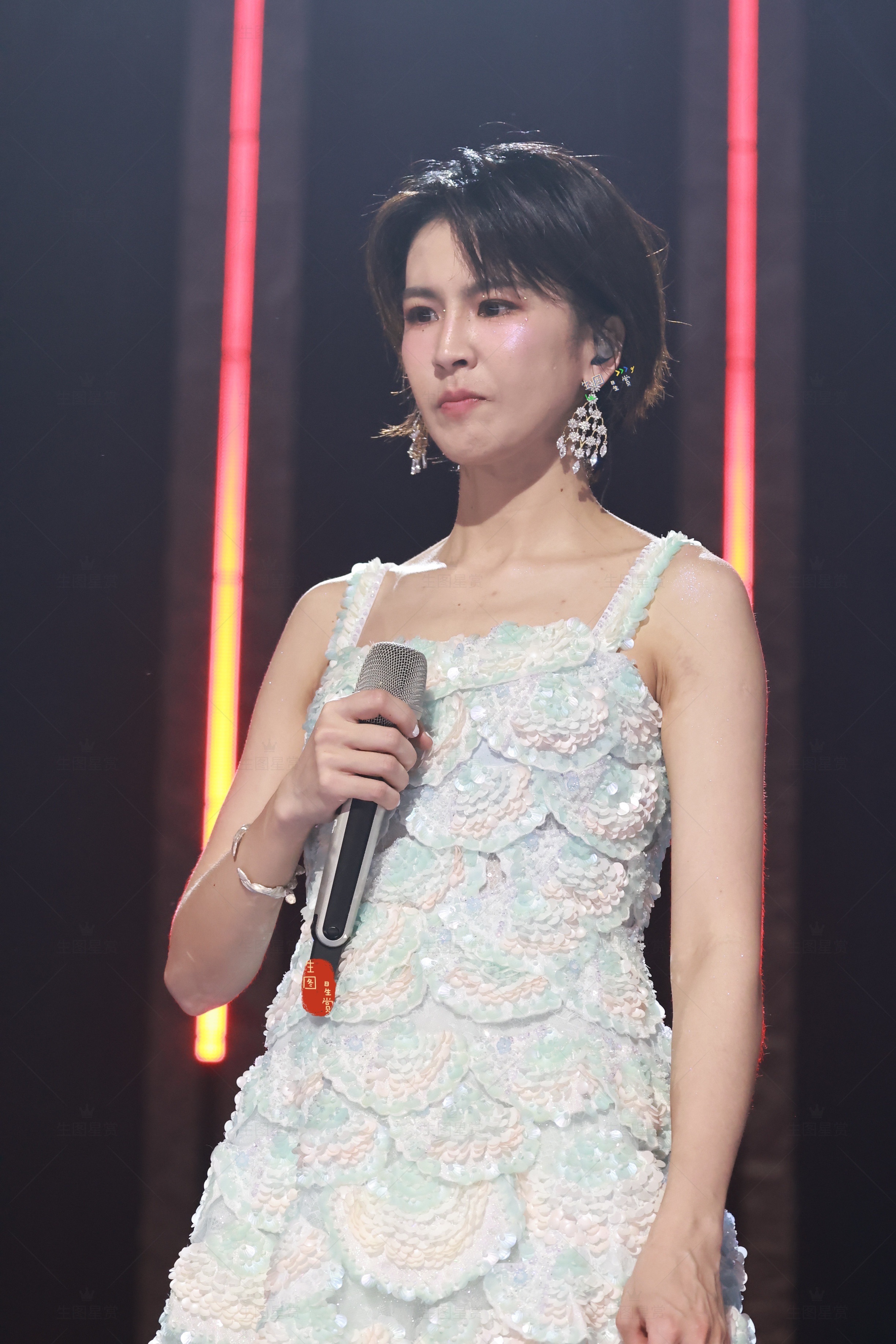 乘风2026总冠军曾沛慈，严肃与活泼乘风2026乘风之夜 解锁多套造型 