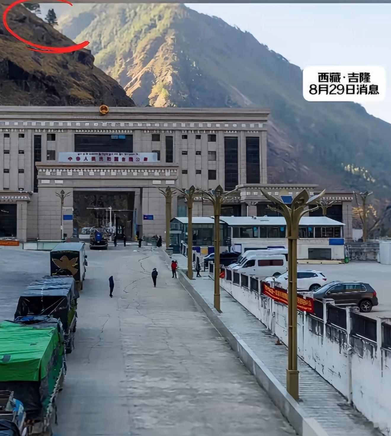 感谢英勇的搜救队员，但可能大家心里都明白，真的很难了，连楼都没了。 ​​​