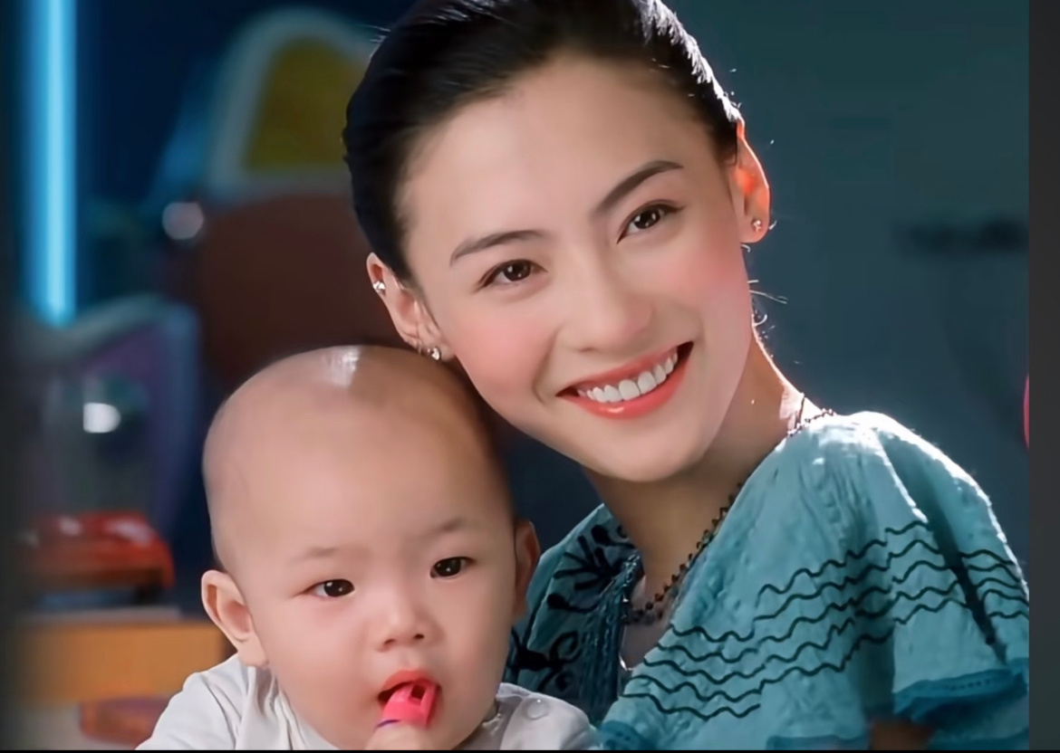 演员的脸到底有多小印象最深的就是赵丽颖这张照片，那么小一只，还有张柏芝这个对比，