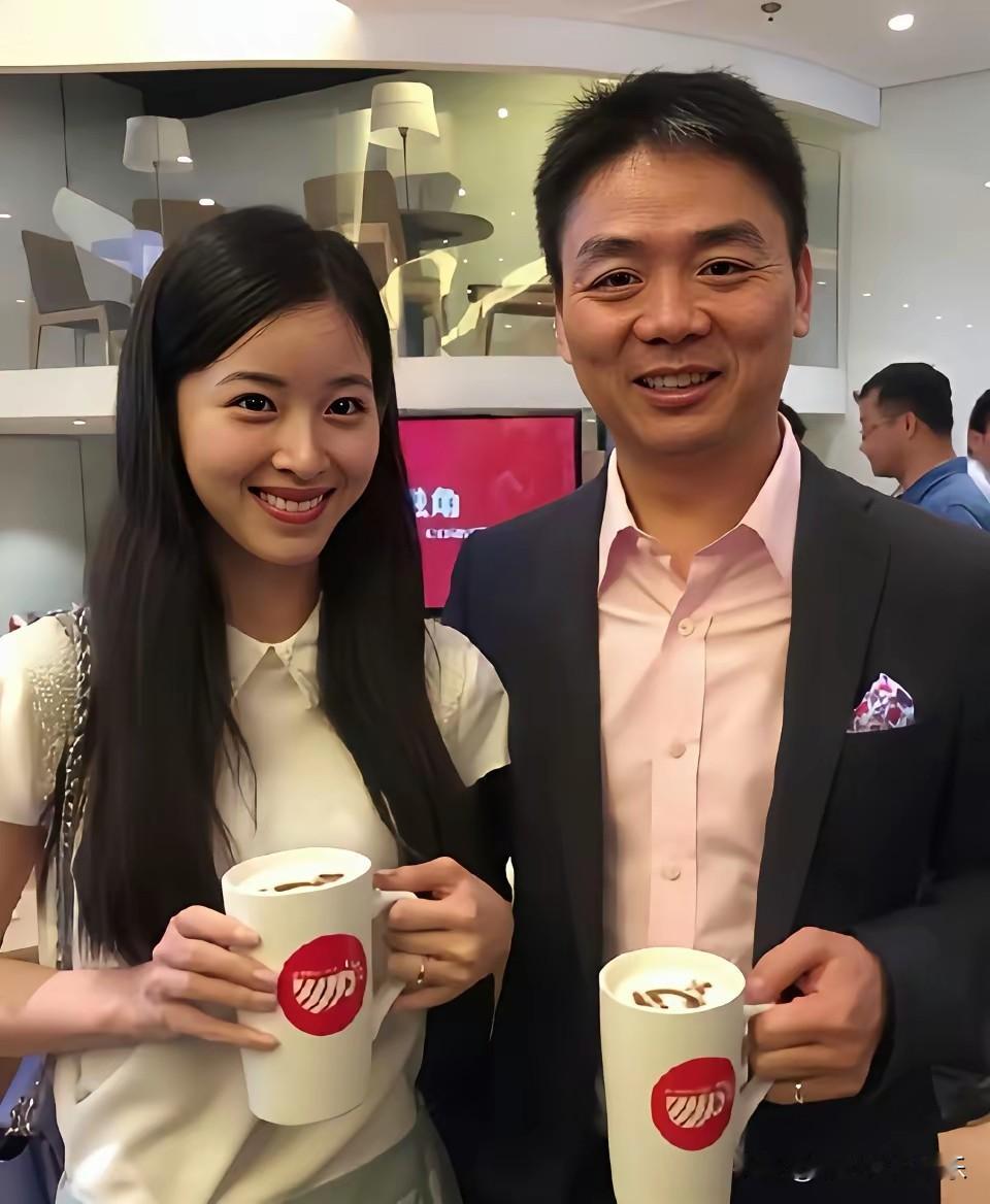 刘强东章泽天都老了很多，以前的他们精神奕奕，两个人眼里都有神采。

刘强东当时意