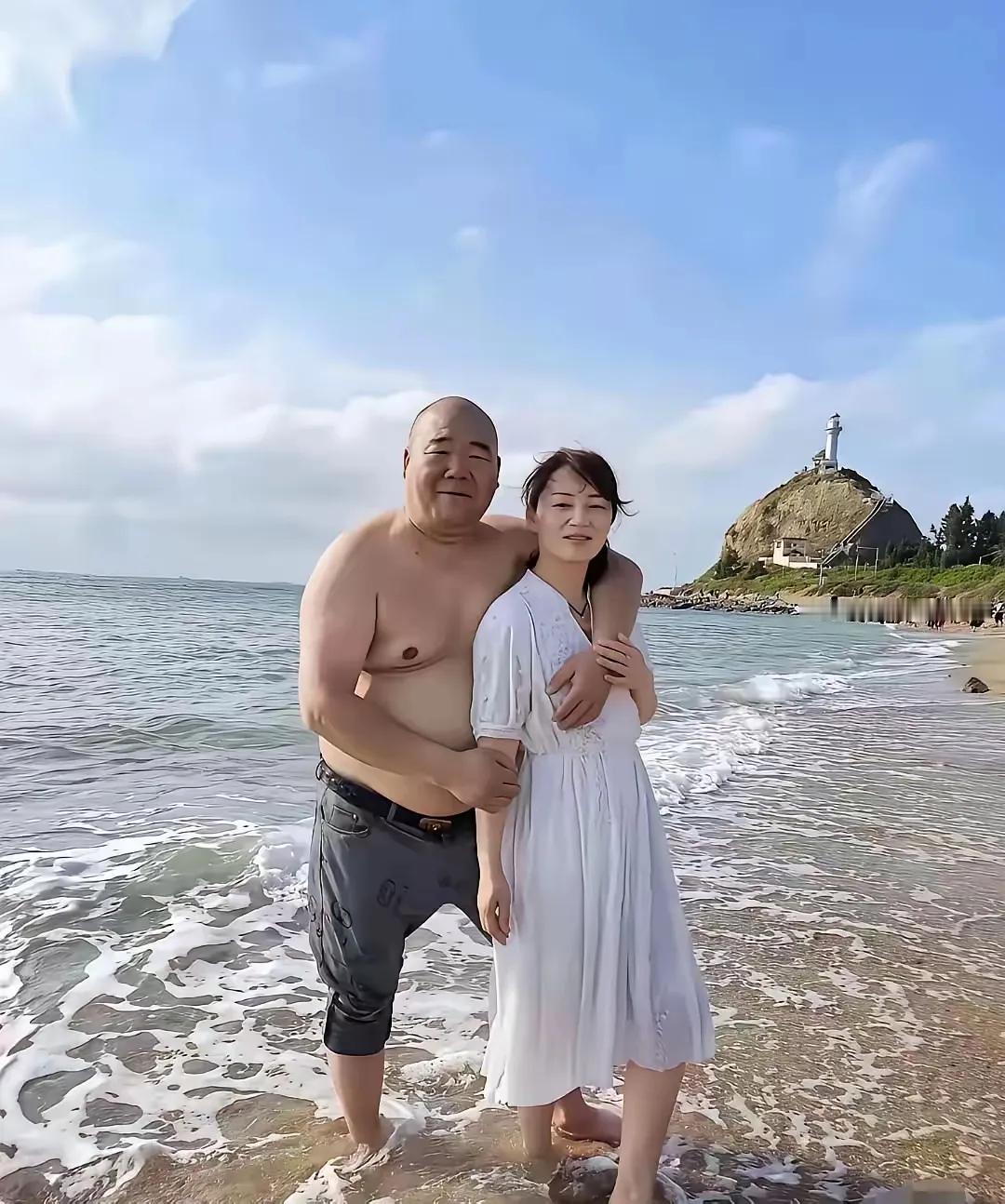 美女嫁丑男，
游玩海岸边。
相拥拍玉照，
真爱不为钱。