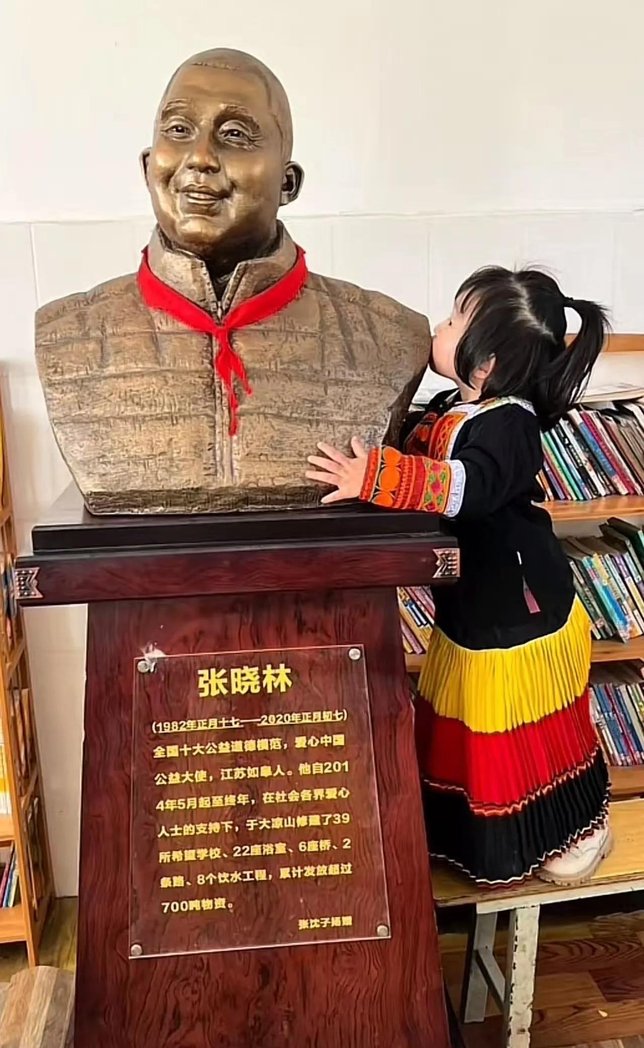 “这是我爸爸！”3岁女儿景区抱石像不撒手，路人笑出声，真相曝光后全网泪崩

四川