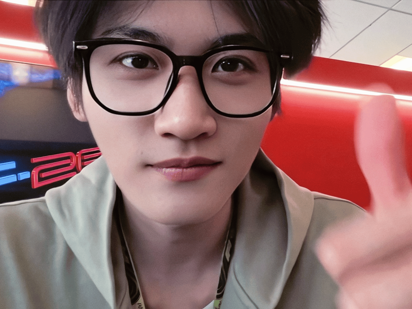 周柯宇F1观赛vlog终于认真看完周柯宇的F1观赛vlog！被他认真讲解轮胎知识