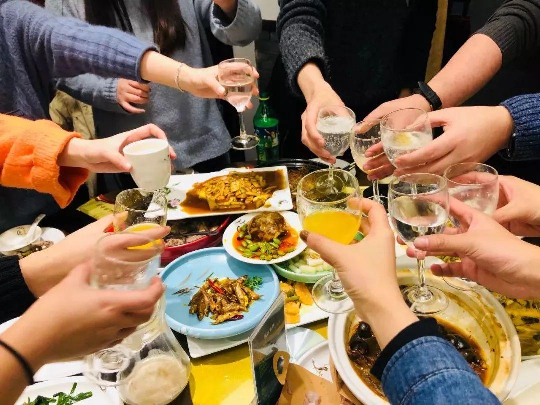 请人吃饭时，哪怕关系再好，也不要叫这3种人，尤其是第二种。

请客吃饭，本是为了