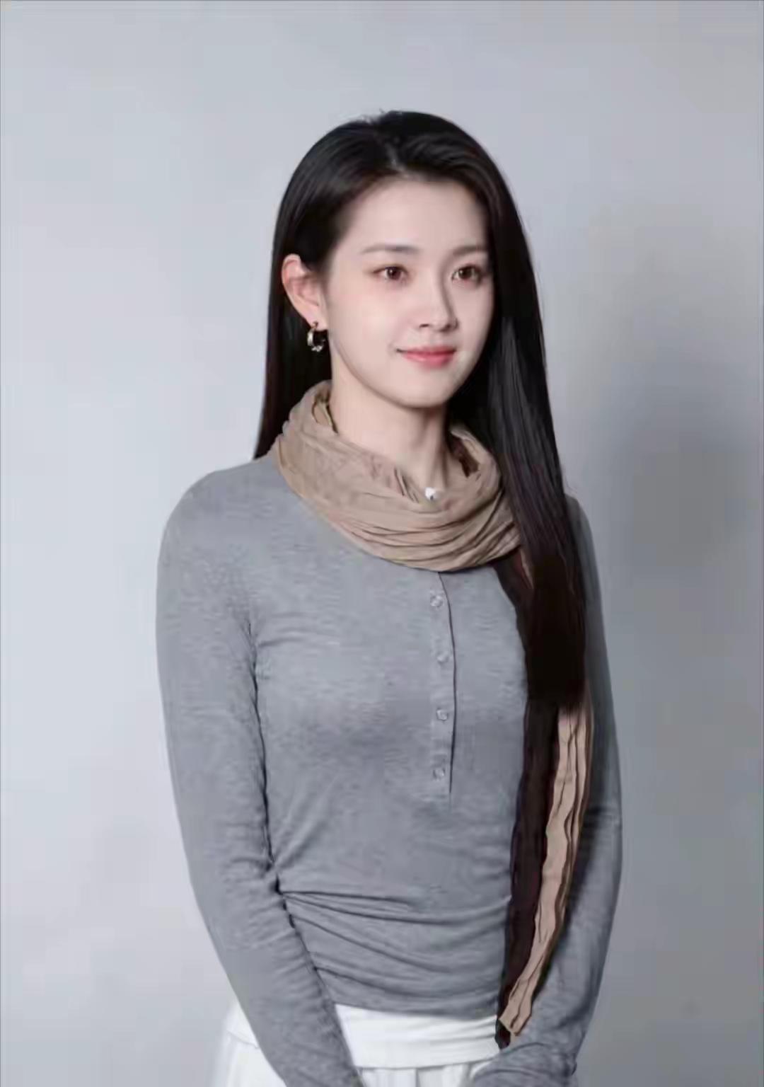 这姑娘穿着真舒服。