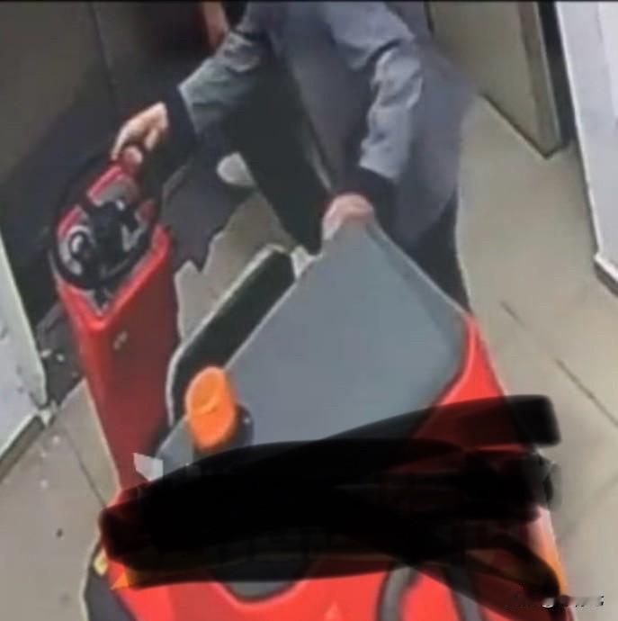 140万赔偿换不回一条命‼️新员工操作失误致同事坠井，主管竟让继续干活
近日深圳