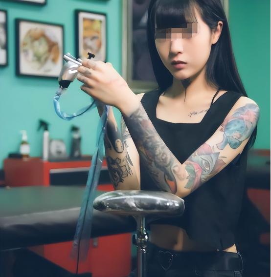 “纹身的一律开除！”2021年，湖南一15岁女学生，入学后被老师发现胳膊有纹身，