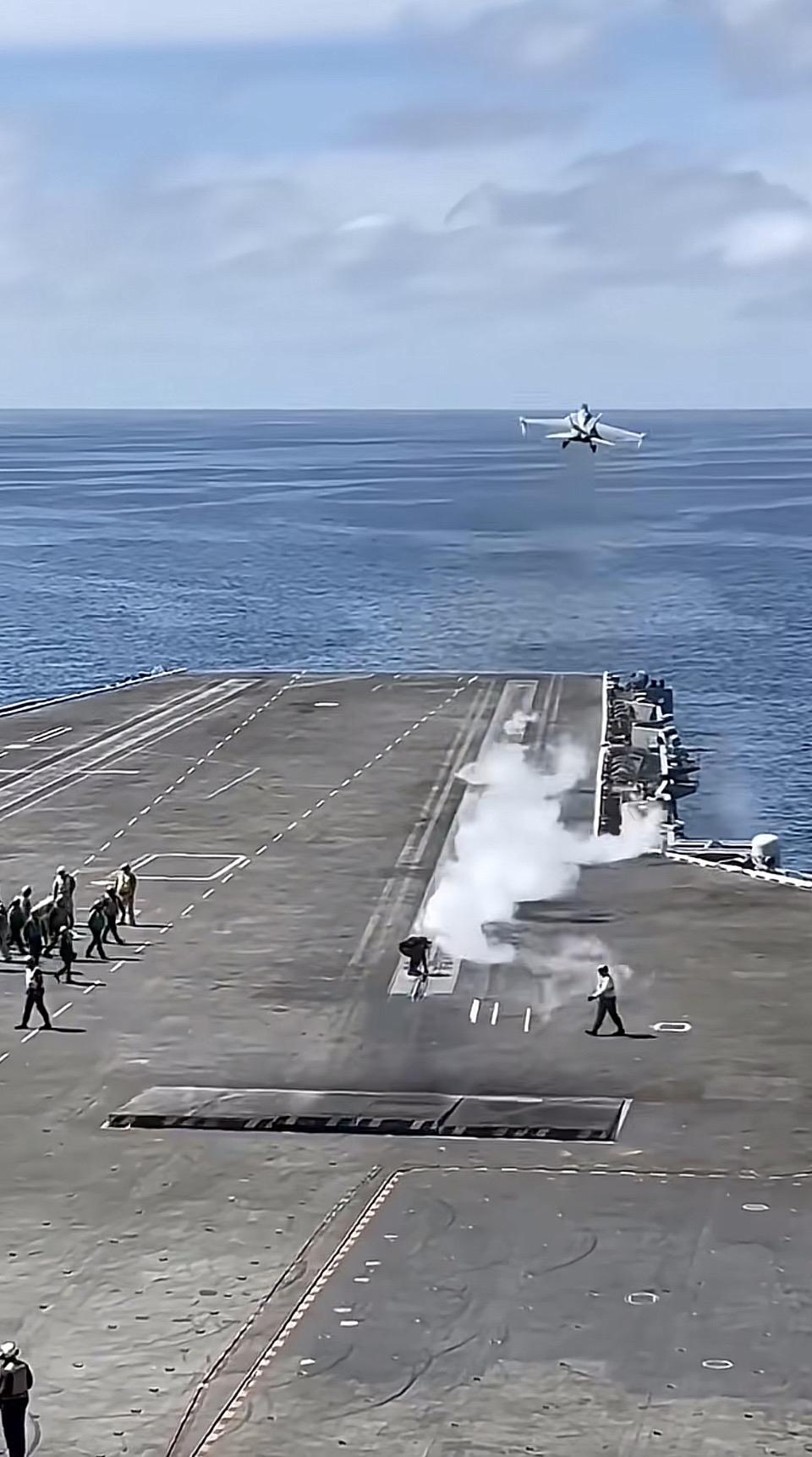 航母上的壮观景象，飞机即将降落，紧张又激动人心！🛫️🌊