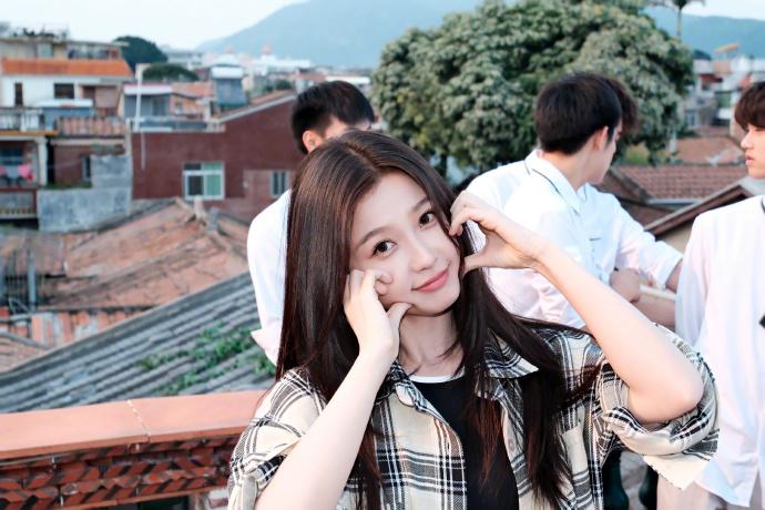 【虞书欣父亲维权案将开庭】 虞书欣父亲维权索赔17万 企查查APP显示，12月1