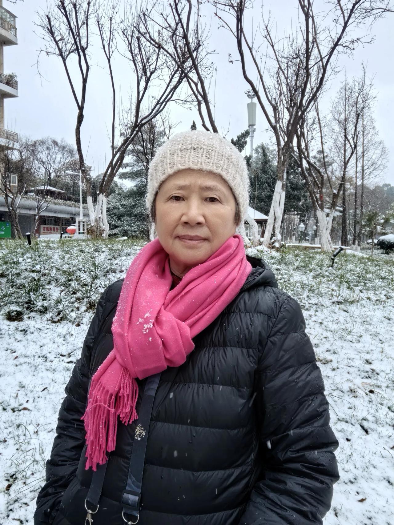 终于盼来了昆明的雪，我记得的上一次昆明的大雪好像是10多年前吧？

老太太一个人