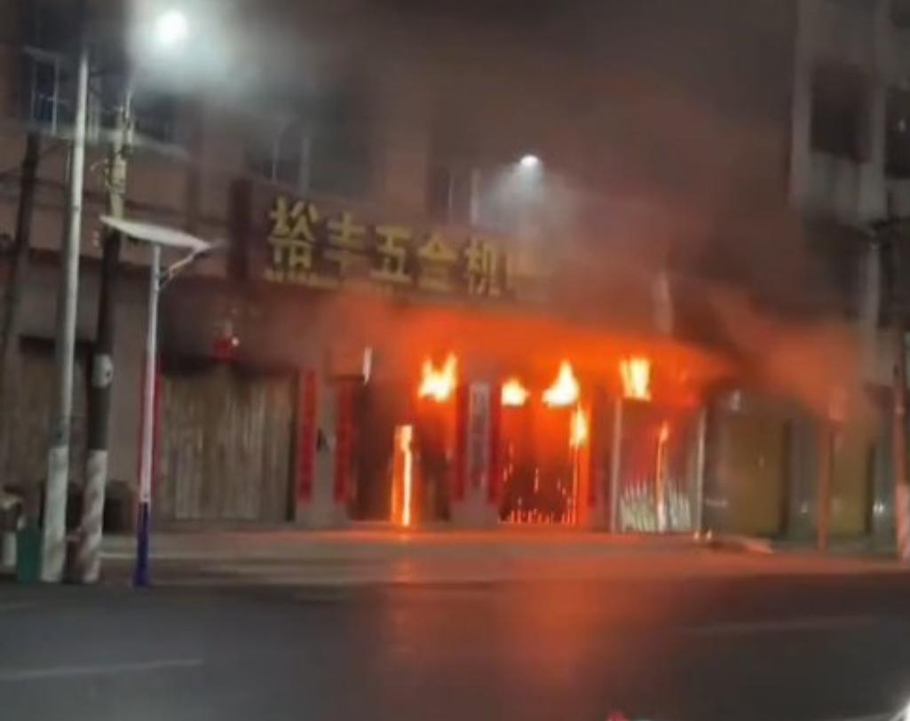 汕头这起大火太让人痛心了！12月9号晚上9点20分，潮南区峡山街道丹凤路一栋四层