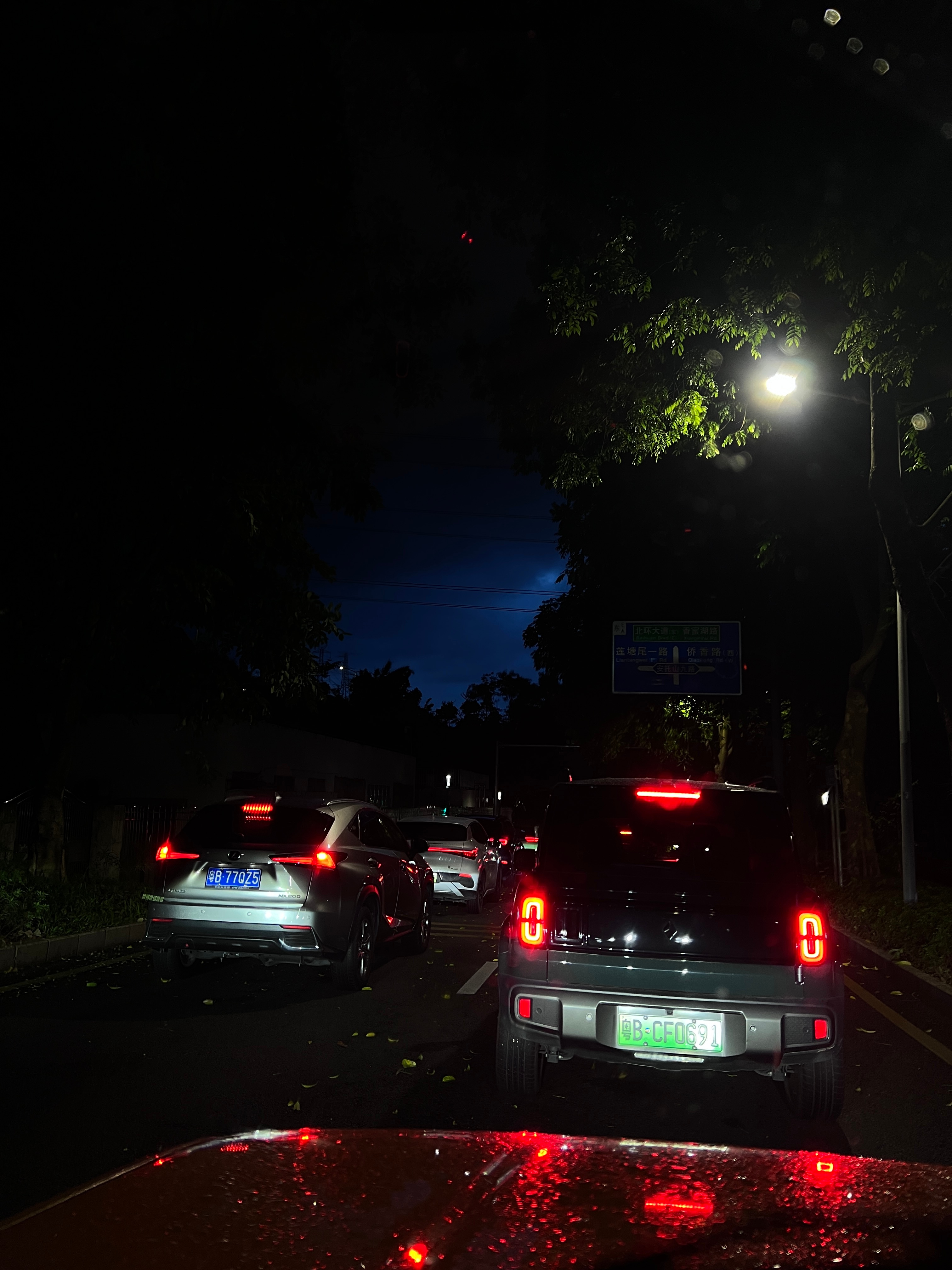 深圳暴雨来袭一秒天黑刚刚回家路上是挺夸张，后视镜里的天空乌黑一片 