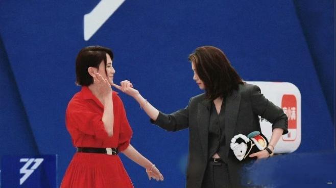 李心洁被袁咏仪吐槽穿搭 靓姐在线吐槽李心洁：被拍可以，但能不能穿好看点，姐妹互怼