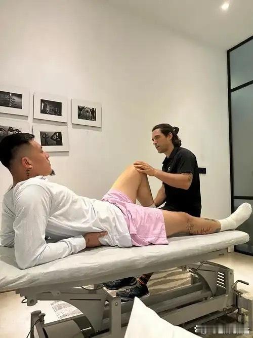 王大雷手骨折3年才发现  得知王大雷手骨折三年才发现，眼眶瞬间湿润。他为足球付出