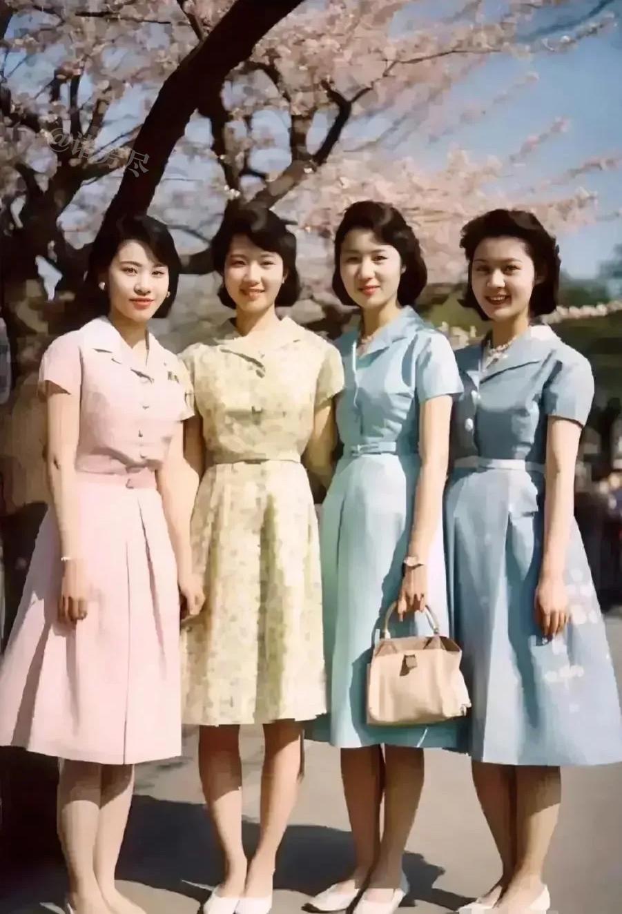 这是拍摄于上世纪80年代初的一张惊艳照片，镜头中的四名年轻女子，穿着清一色的连衣