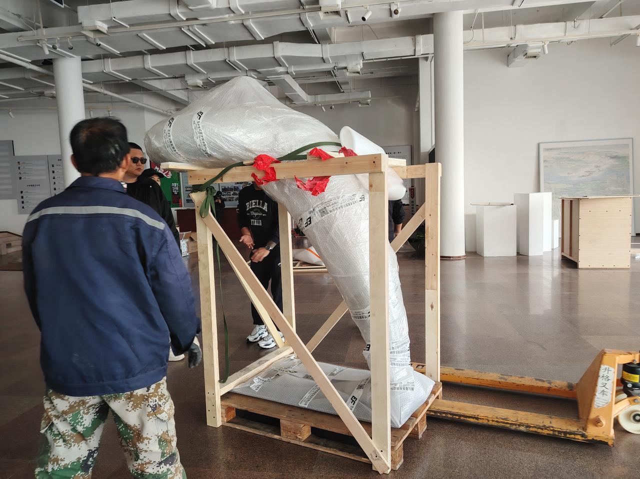 青岛市雕塑馆新展“山水相连·丹青铸魂——北京林业大学艺术作品展”展品已抵达展览现