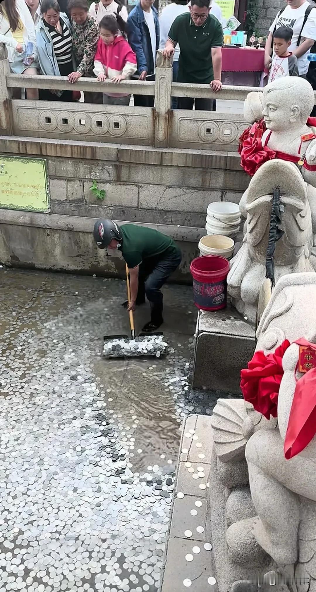 菩萨：你们都看见了吧，我一分没拿！可别说我不灵。

在民间，菩萨可是慈悲善良的象