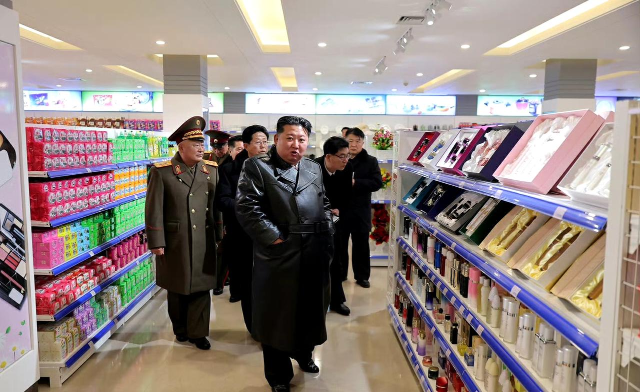 金正恩同志出席定平郡综合服务中心竣工仪式，现场检查皮鞋、洗护液、餐具等产品