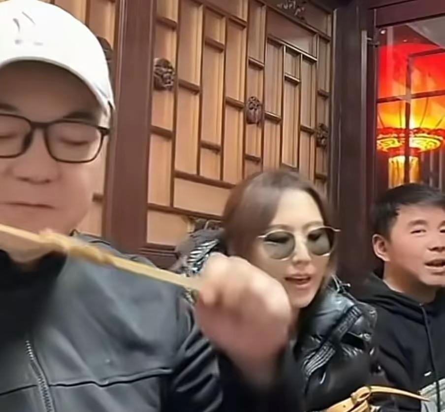 董哥带嫂子撸串，大部分时间都是董哥自己在吃，嫂子在旁边看着。除了足球，董路老师的