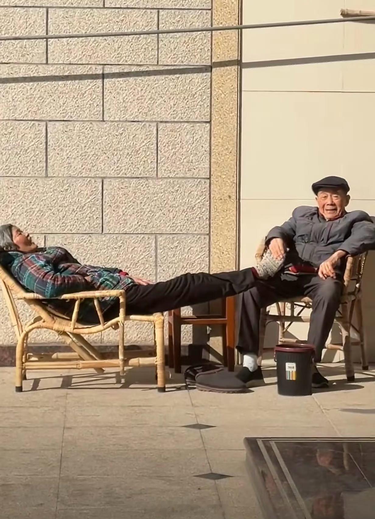 顶级夫妻关系是合起伙来对付这个世界 对外一起扛风雨，对内互相搭把手。要是总盯着彩