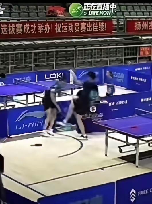 贺睿宸沉默退赛，

脸部被打伤肿起，全程安静低头离开，直播间镜头偏偏大多聚焦在打