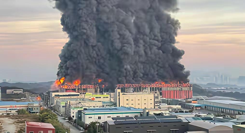 俄罗斯最大电商平台野莓分布四个地方的仓库接连被炸，损失惨重的就是平台上的商户了。