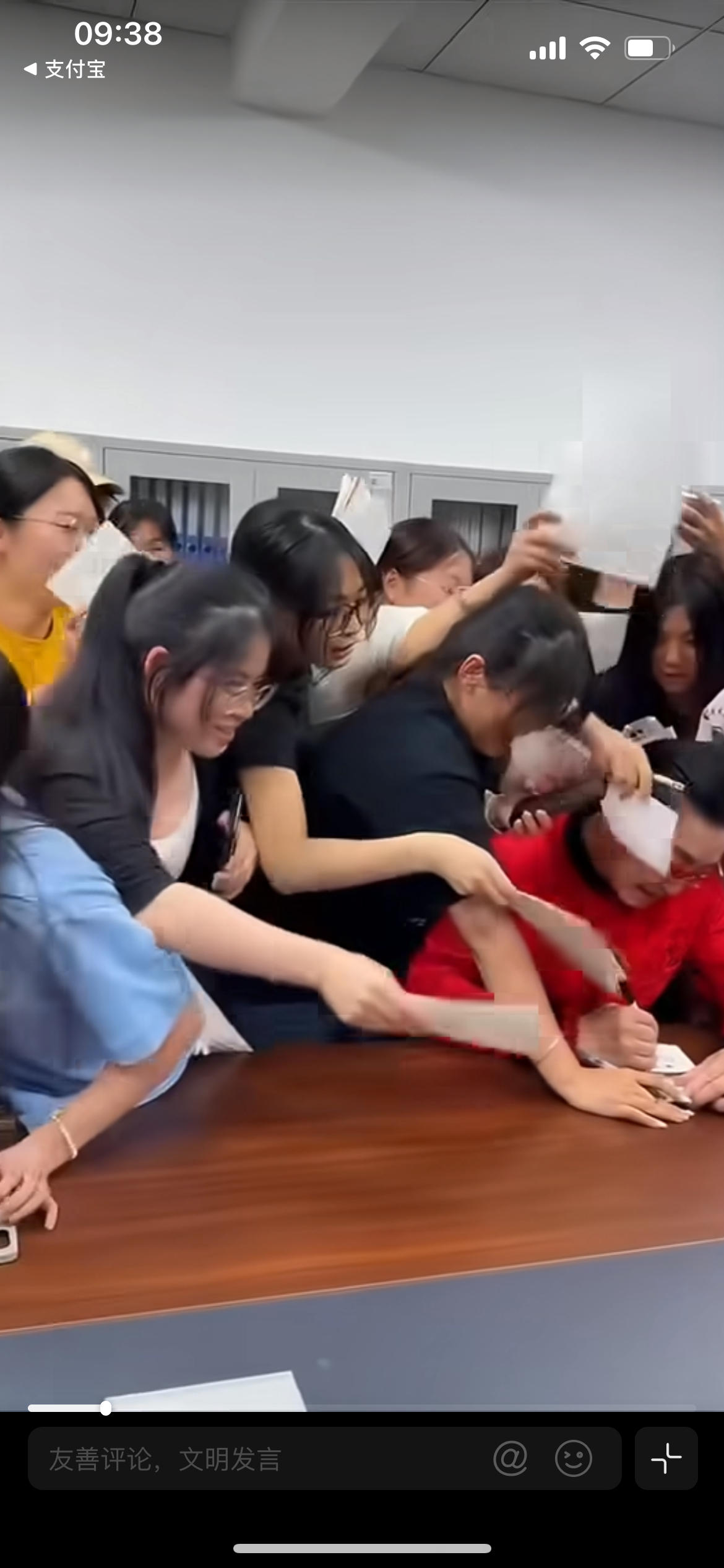 六小龄童签名现场太热闹，一段六小龄童线下签售的现场视频在网上传播，画面里人头攒动