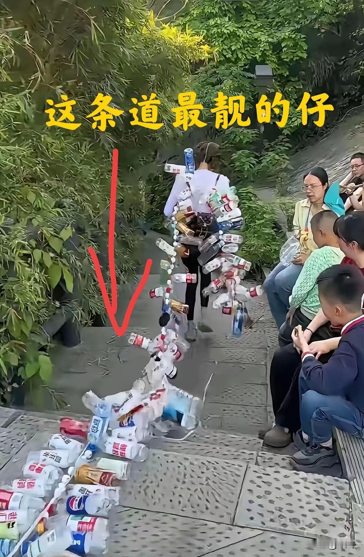 90后姑娘爬山拖百瓶下山，被骂作秀？真相打脸所有人！
 
最近全网都在传一位90
