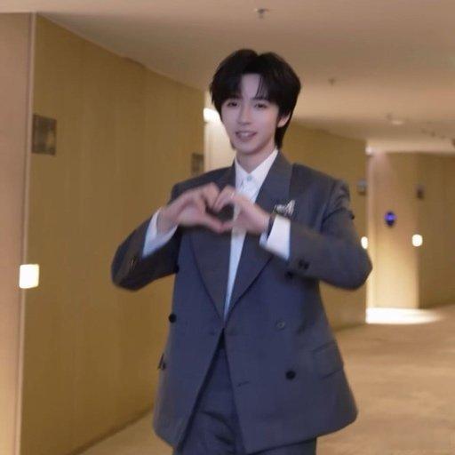 近日，贺峻霖在社交媒体平台发布了一段模仿前辈李小冉的视频，引发网友热议。 视频中