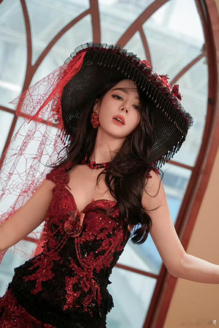 迪丽热巴危险的温柔热巴开在掌控的世界迪丽热巴危险的温柔，好美，