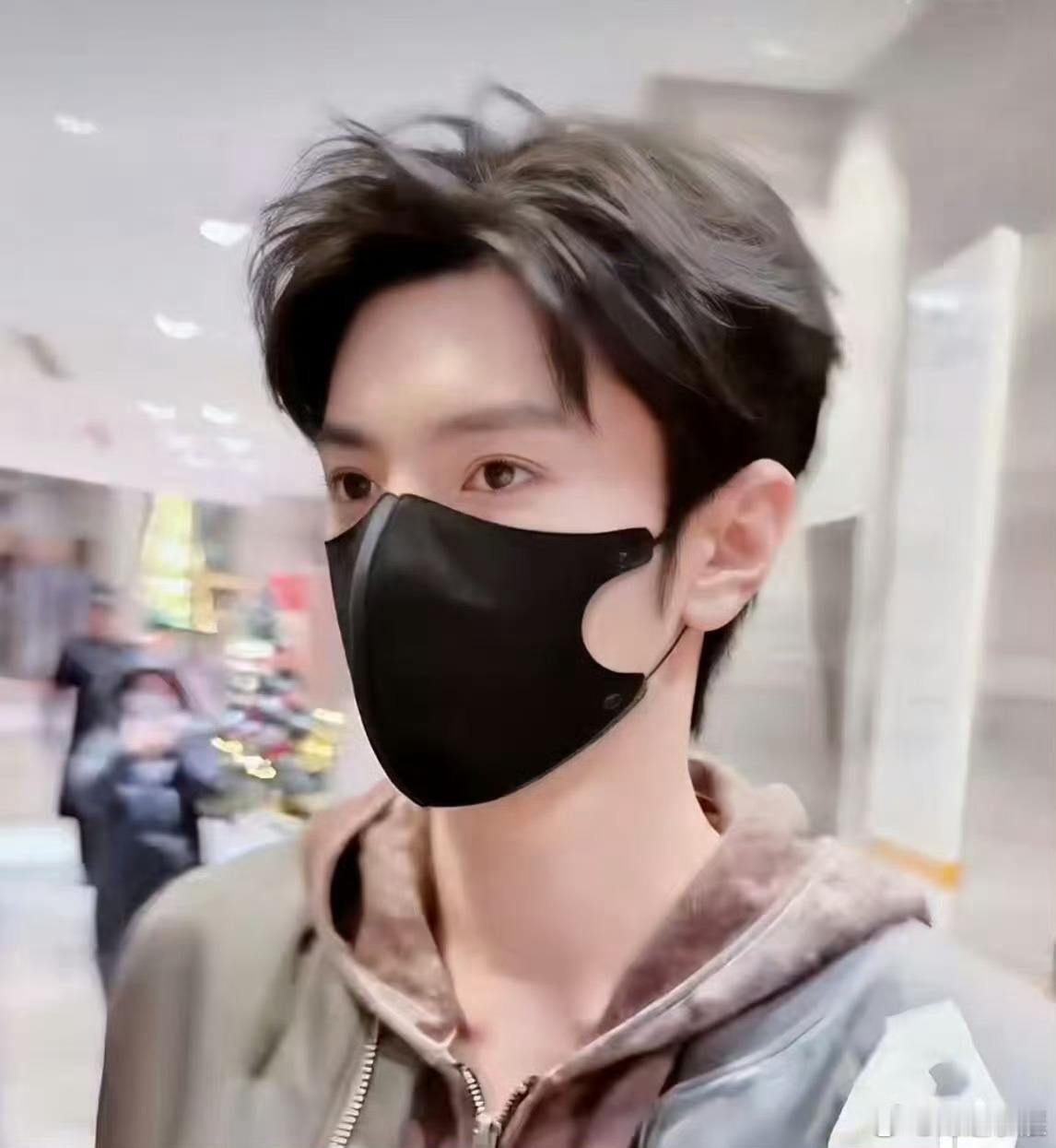 陈哲远大侦探录制忙到凌晨五点下班大侦探 从下午五点录到凌晨五点，带伤连轴转太拼了