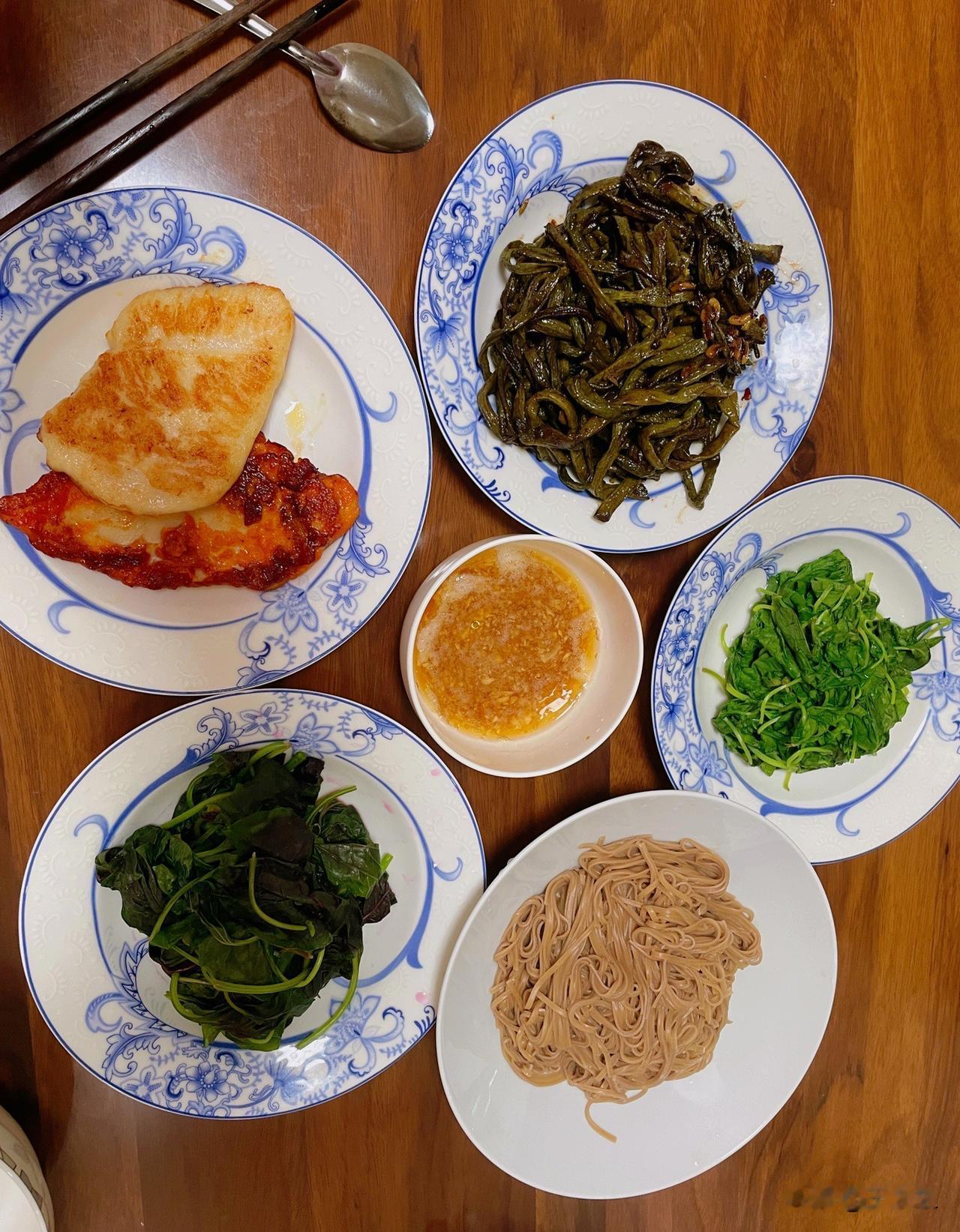 退休老两口的午餐：

鸡胸肉在东方甄选买的，两片7.8元，煎6分钟；

豇豆3元