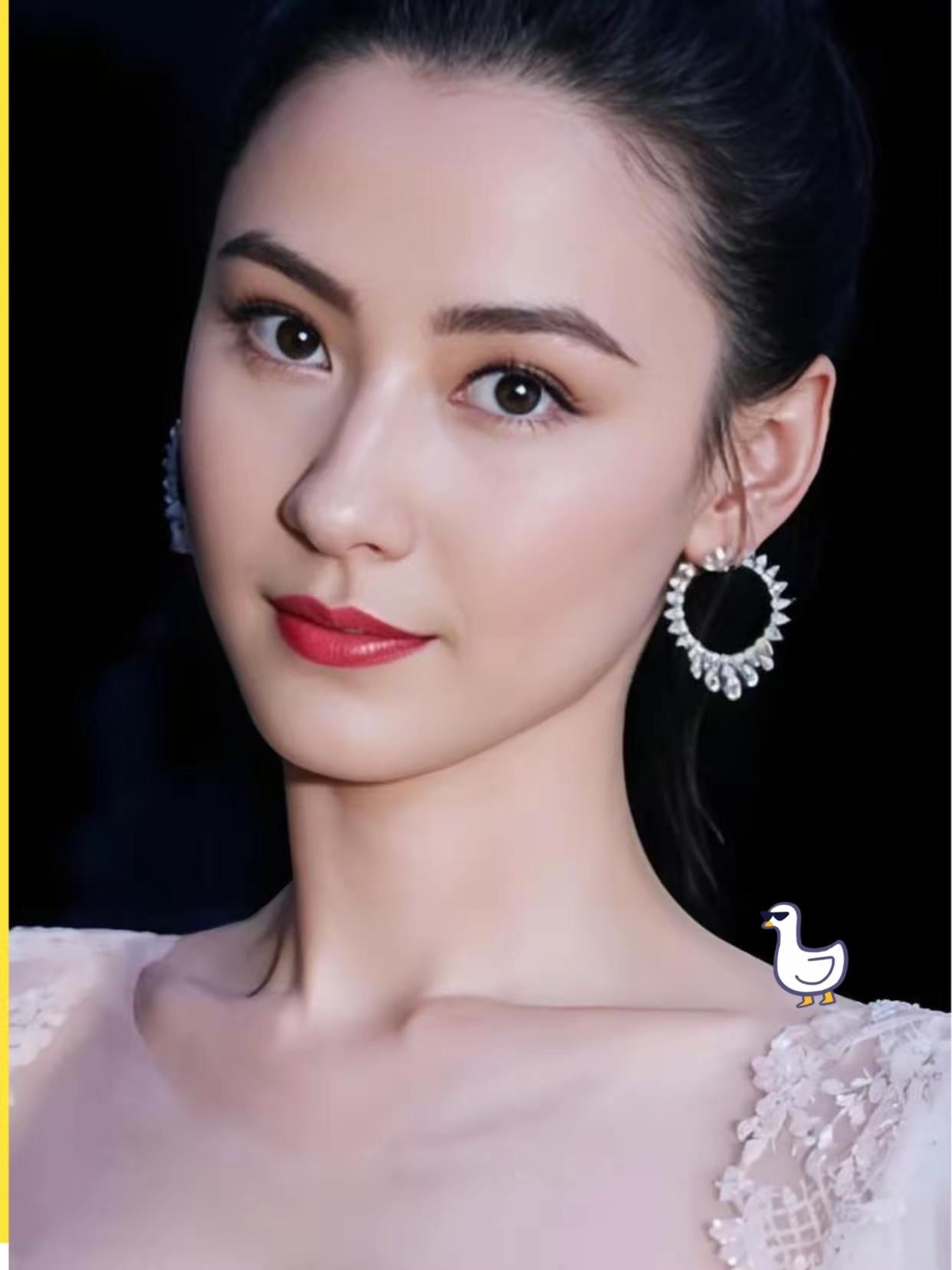 万万没想到，2024年了，还能被张柏芝的港风造型美到失语！
今天刷到她的照片，瞬