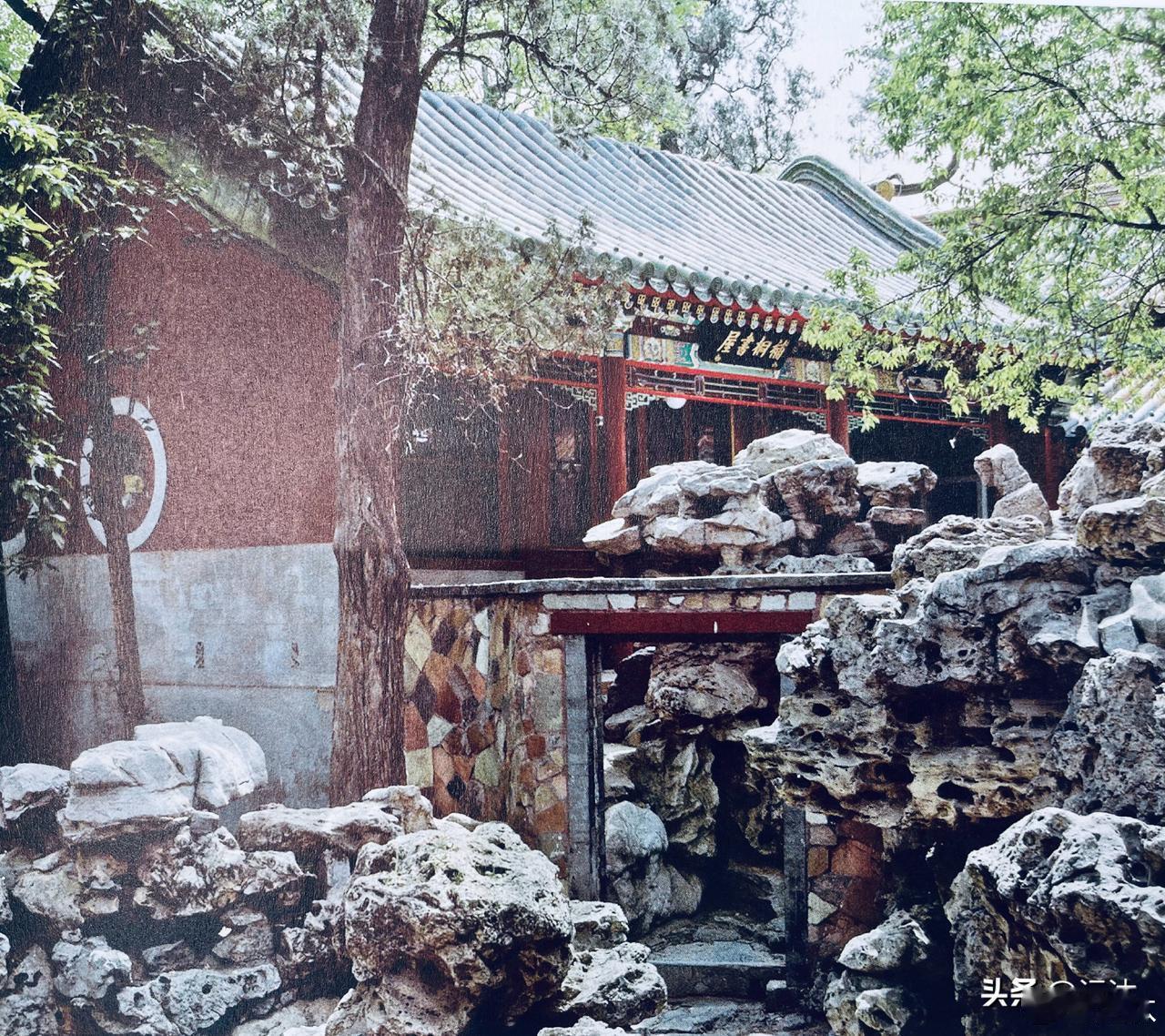 补桐书屋，在瀛台，也是乾隆当皇子读书的书房。“补桐”的意思就是，原来有两棵老桐，