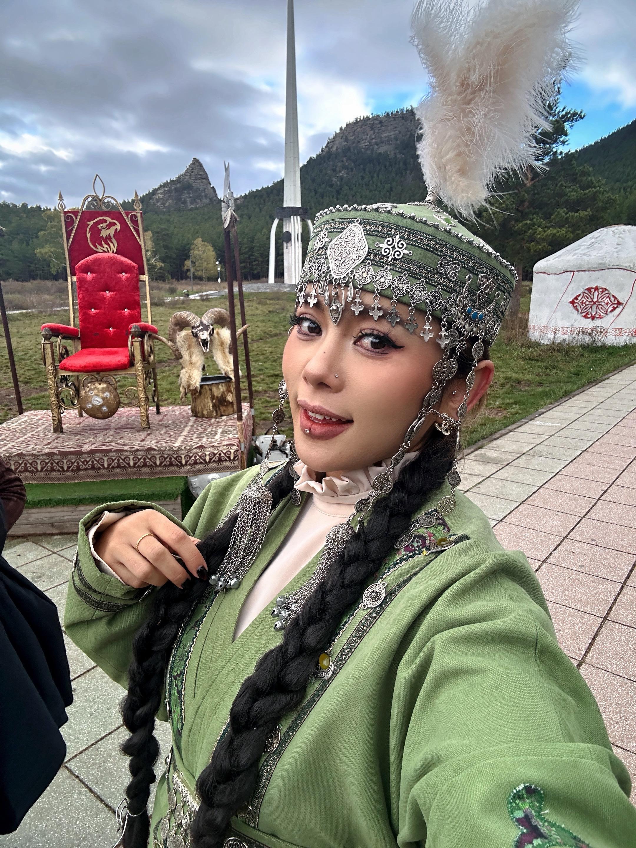 把注意力放在你自己身上才是你魅力的开始。