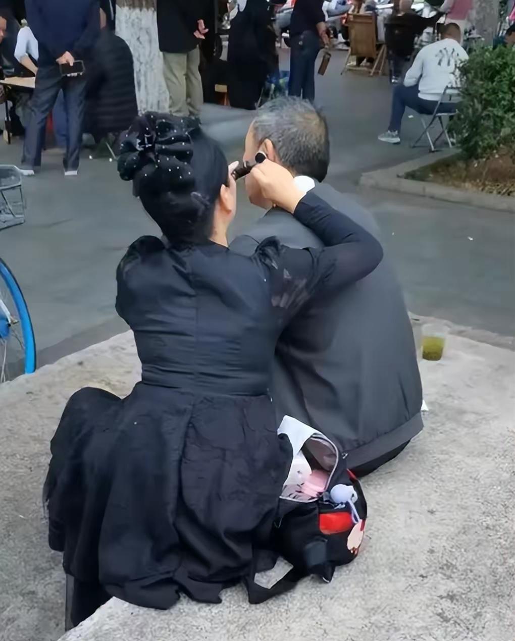 所有的人间烟火，莫过于轻松惬意的当下。[赞][赞][赞][玫瑰][玫瑰][玫瑰]