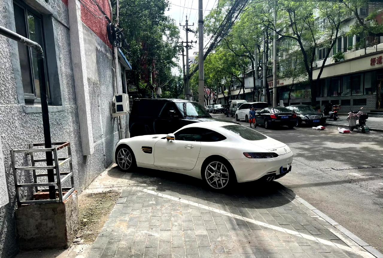 网友：哈哈，老破小配上豪车，简直绝配啊！