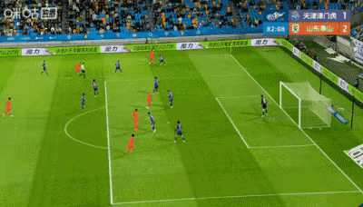 山东泰山青年才俊陈泽仕颇有当年恩师周海滨的风采，无论拿球，射门，都有些神似！山东