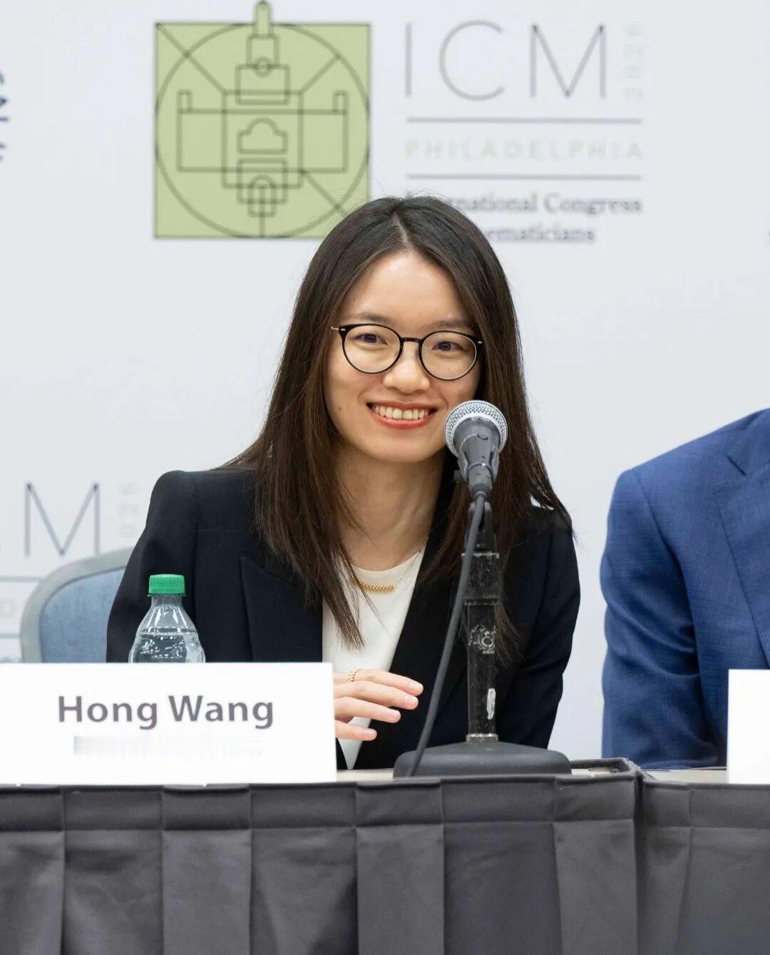 王虹非常喜欢卡地亚这个时尚品牌，在很多场合都佩戴卡地亚。