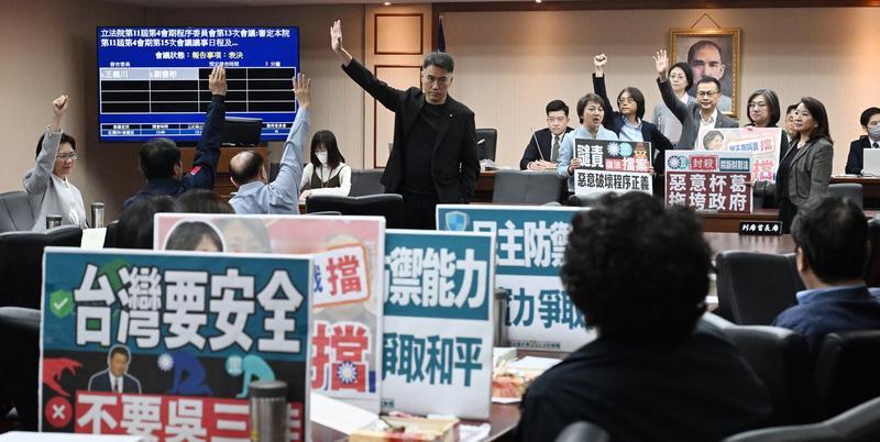 立法院程序委员会于12月23日正式作出一个史无前例重大决定，凭借蓝白人数优势，强