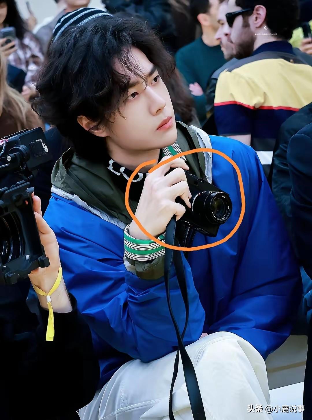 真的被明星用的摄影器材惊到了！
本来还好奇王一博在时装周拿的那台相机，想着自己也