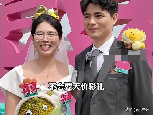 3月22日，上海“零彩礼”小夫妻参加集体婚礼，新娘称，她老家在广东，广东那边彩礼