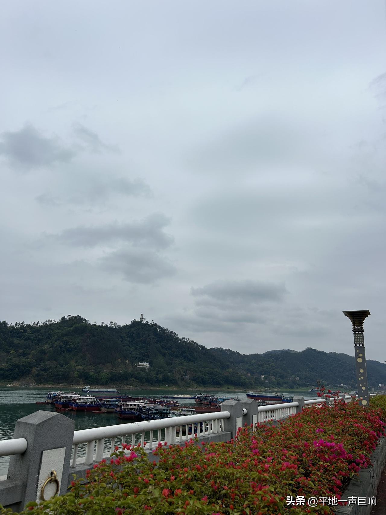 人到中年，很多时候的选择都应该以保守为主。

工作应该以稳定有五险一金为主，工资